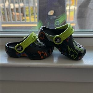 CROCS Kids lightening Black and Lime Green, size 4C
